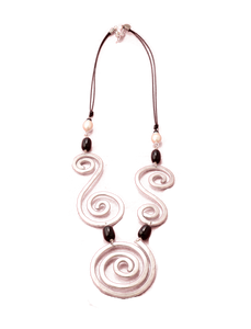 Collana Klimt in alluminio battuto spirali con perle di Maiorca