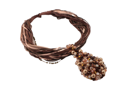 Collana torchon con fasce di ecopelle sottili e perle