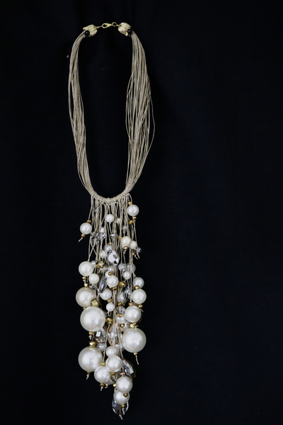 Collana in lino grezzo con cadute di perle e cristalli (pezzo unico)