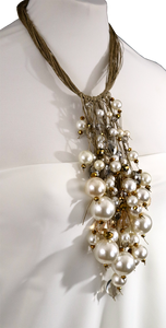 Collana in lino grezzo con cadute di perle e cristalli (pezzo unico)