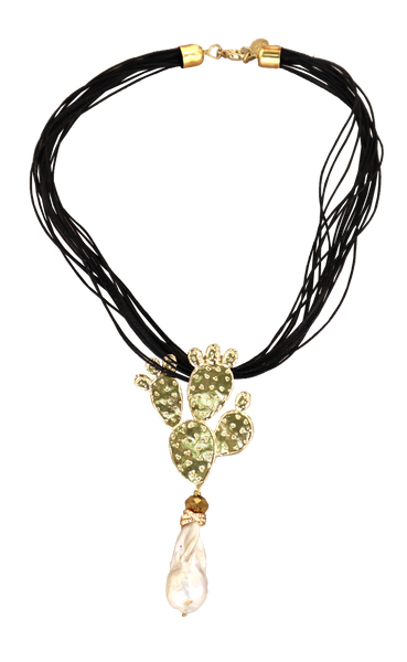 Collana torchon in lino con pendente in metallo e perla barocca