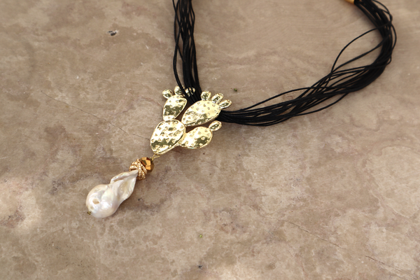 Collana torchon in lino con pendente in metallo e perla barocca