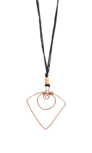 Collana con pendente in varie forme e filo di seta in tre colorazioni