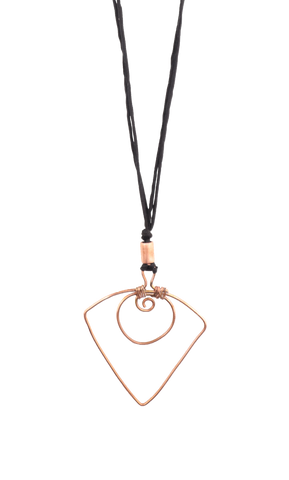 Collana con pendente in varie forme e filo di seta in tre colorazioni
