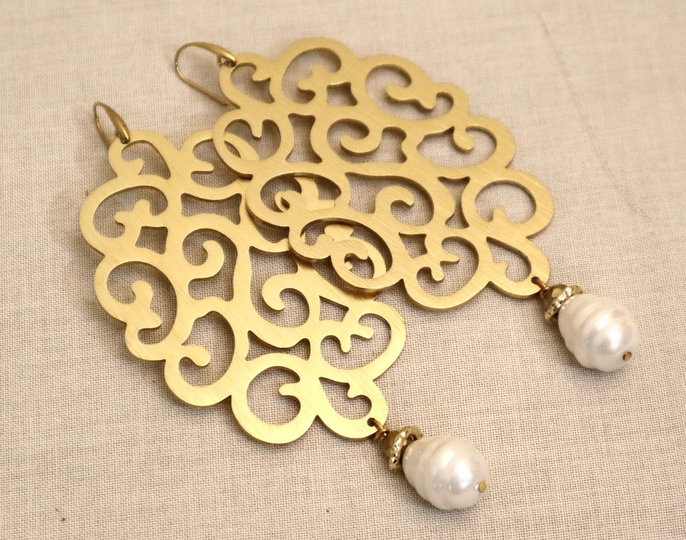 QUARTIERI Orecchini pendenti in alluminio dorato con rosa e cristalli