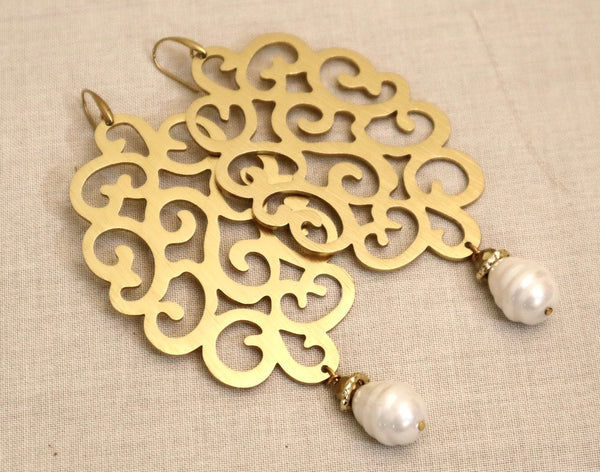 QUARTIERI Orecchini pendenti in alluminio dorato con rosa e cristalli