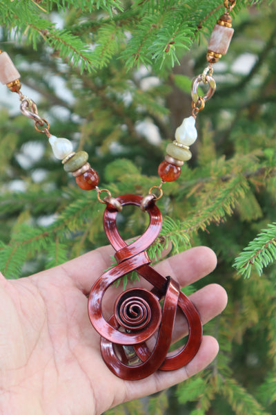 Collana con pendete in rame e pietre dure