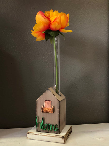 Casetta in legno colorata con provetta monofiore