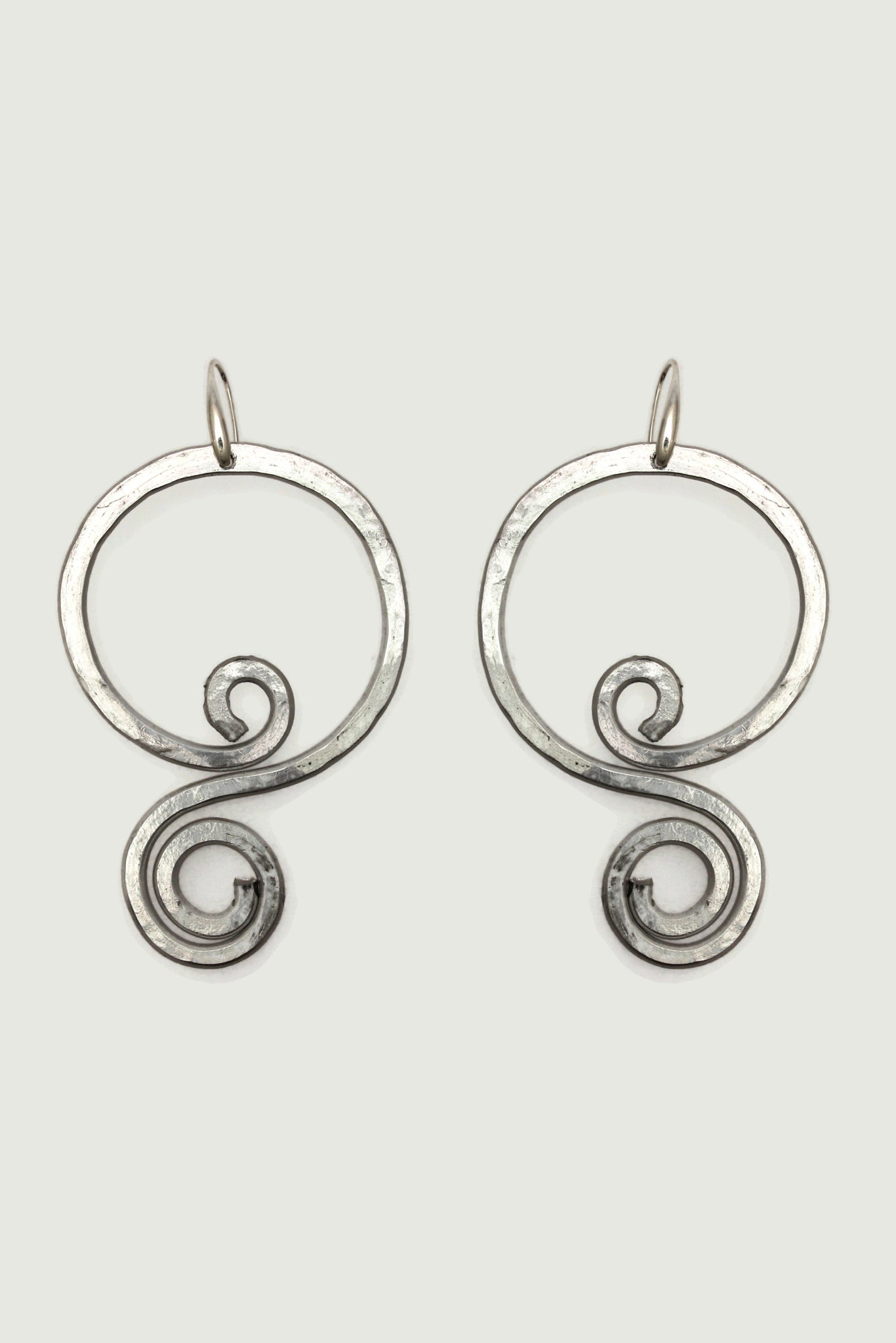 QUARTIERI Orecchini Klimt speculari, alluminio argentato ultraleggero