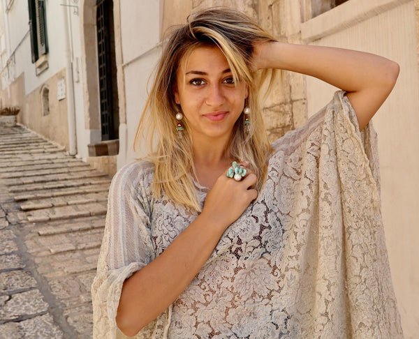 QUARTIERI Orecchini pendenti  con perla, turchesi e cristalli.