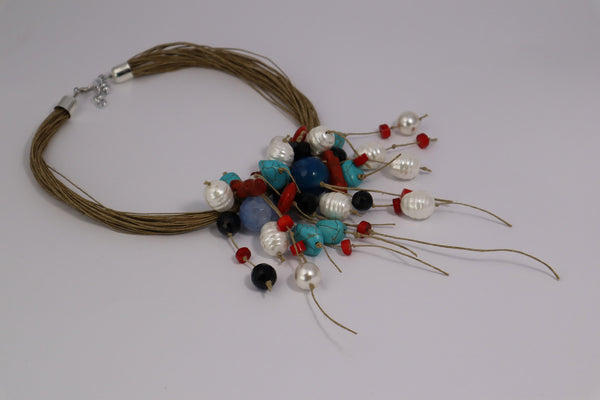 QUARTIERI Collana corta con lino grezzo e perle di Maiorca