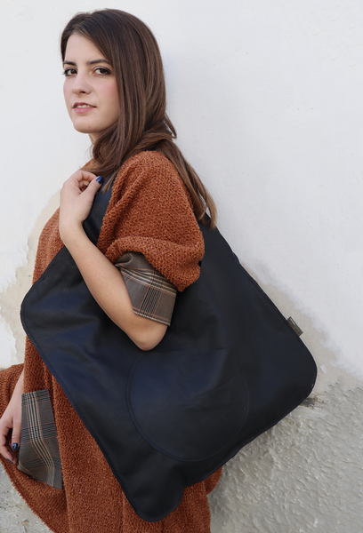 QUARTIERI Maxi pull in lana con fili in lamè, tascone e minicotti in stile principe di Galles