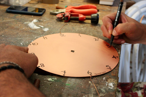 QUARTIERI Orologio a muro, tondo in rame con volute, 60cm x 40cm