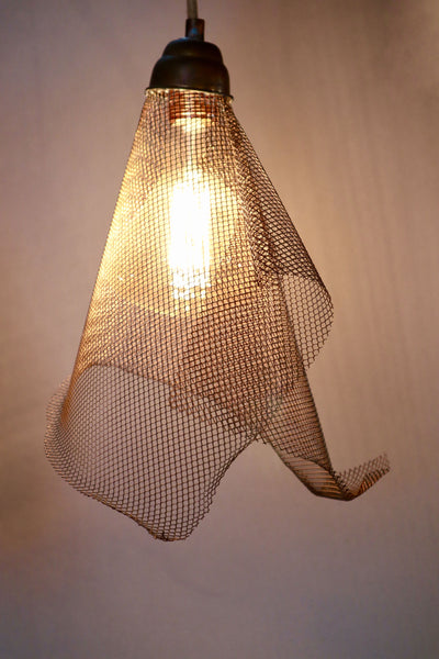 Lampada a sospensione con rete di rame