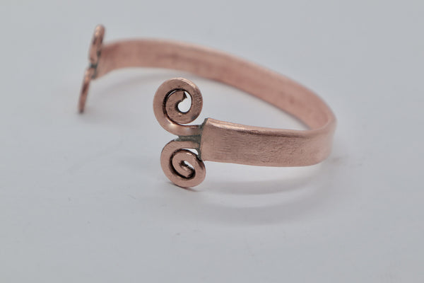 QUARTIERI Bracciale rigido in rame battuto con spirali saldate