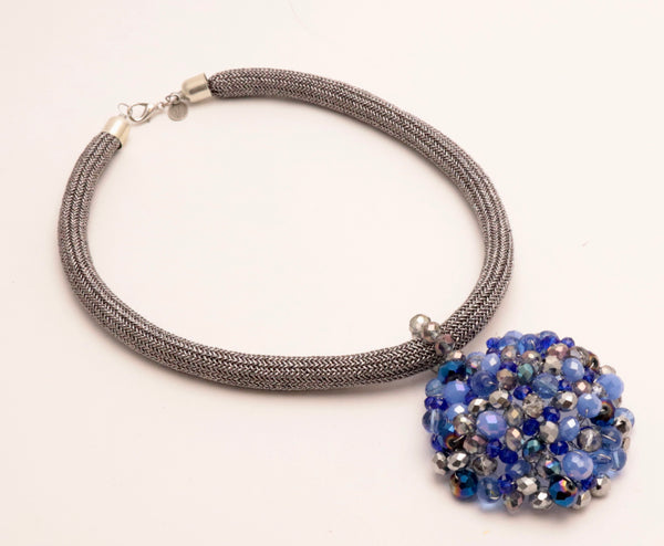 Collana pendente, cristalli e pietre dure blu, regolabile.