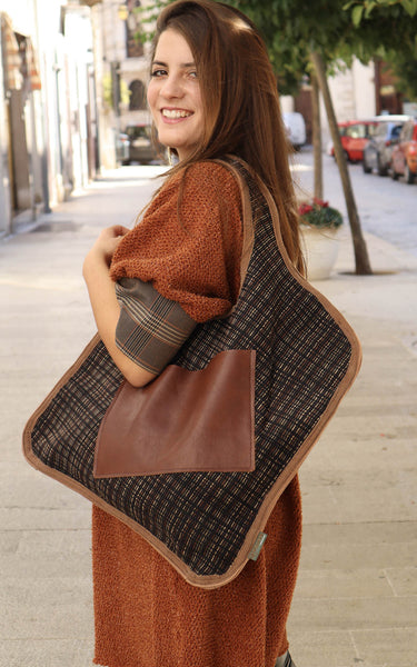 QUARTIERI Borsa in tessuto dai toni neri, cuoio e grigi, cucita a mano