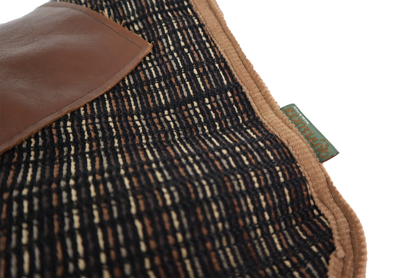 QUARTIERI Borsa in tessuto dai toni neri, cuoio e grigi, cucita a mano