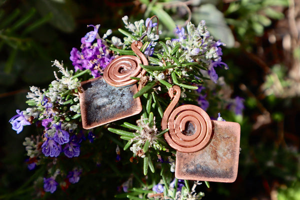 QUARTIERI Orecchini Tribal speculari in Rame