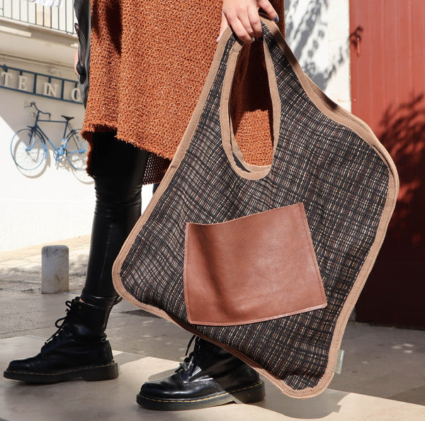 QUARTIERI Borsa in tessuto dai toni neri, cuoio e grigi, cucita a mano