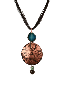 Collana con medaglione pendente in rame Medio
