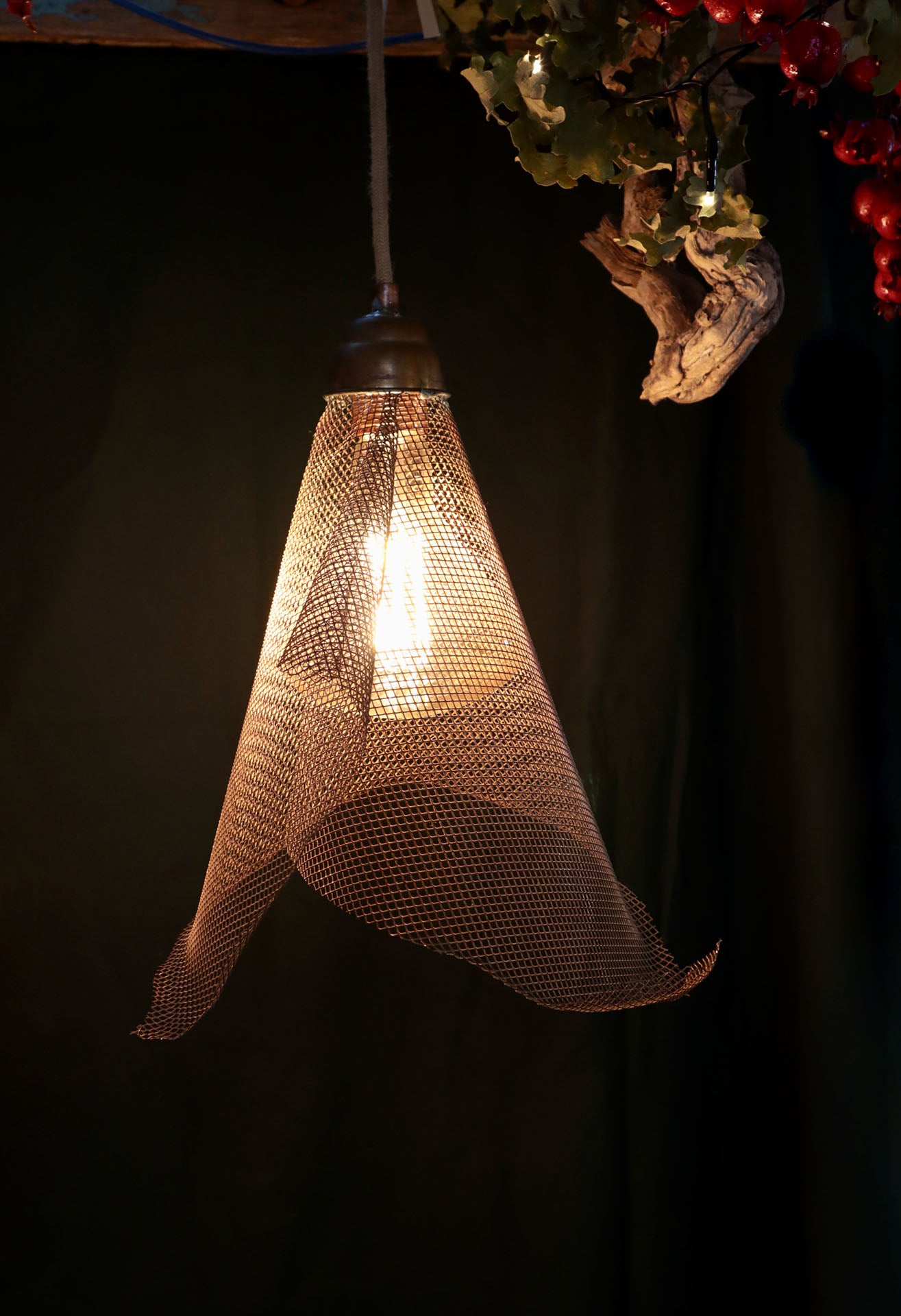 Lampada a sospensione con rete di rame