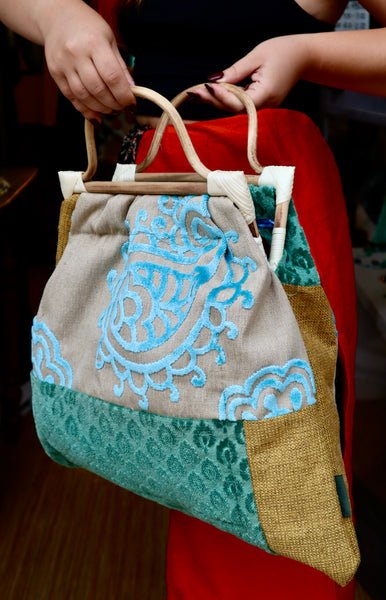 QUARTIERI Borsa patchwork con manici in legno