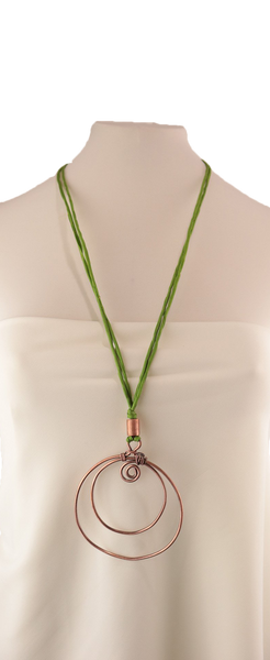 Collana con pendente in varie forme e filo di seta in tre colorazioni