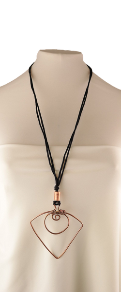 Collana con pendente in varie forme e filo di seta in tre colorazioni