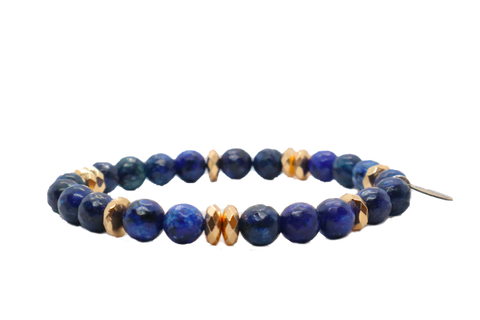 Bracciale con pietre dure blu oceano e charms in acciaio dorato e argentato