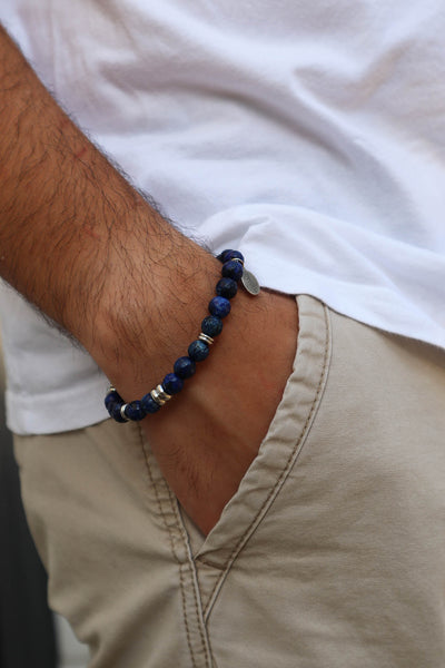 Bracciale con pietre dure blu oceano e charms in acciaio dorato e argentato