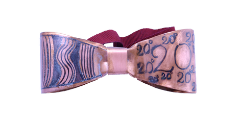 QUARTIERI Papillon in rame con numero 20 sulla destra.