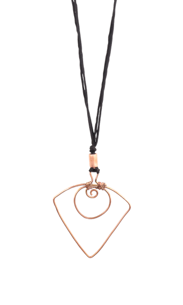 Collana con pendente in varie forme e filo di seta in tre colorazioni