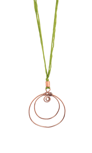 Collana con pendente in varie forme e filo di seta in tre colorazioni